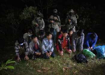 SEBAHAGIAN daripada PATI warganegara Myanmar yang ditahan ketika cuba membolosi sempadan Malaysia-Thailand di Bukit Kayu Hitam semalam.