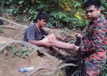 SEORANG lelaki yang cedera ketika mendaki Gunung Datuk, Rembau diselamatkan anggota bomba, petang tadi - IHSAN BOMBA