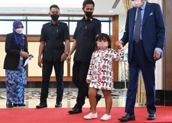 JEANELLE Nika Mandagie berpimpin tangan bersama Ismail Sabri Yaakob ketika menghadiri Sambutan Hari Kanak-Kanak Sedunia 2021 hari ini.