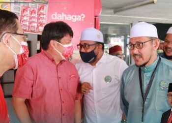KAMARUDIN Sidek (kanan), Lim Guan Eng (kiri) dan Damian Yeo Shen Li (dua dari kiri) berbual ketika terserempak di sebuah kedai makan di Duyong, Melaka.