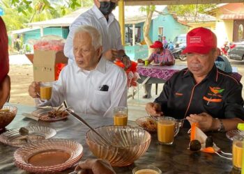 GAMBAR tular menunjukkan Mohd. Khalil Yaakob (kiri) dan Mohamad Sabu dipercayai makan tengah hari di Balai Nelayan Tanjung Dahan, Kuala Linggi, Melaka.
