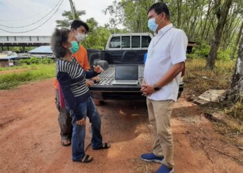 MOHAMAD ALI Mohamad (kanan) sedang berbincang dengan Tee Seng Hoo sewaktu melawat di Tapak Pelupusan Sanitari Sungai Udang, Melaka. - UTUSAN/AMRAN MULUP