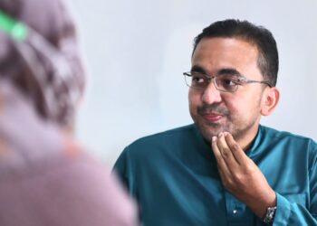 MOHD. RAFIQ Naizamohideen mengadakan sidang akhbar di Bilik Gerakan Sementara, di Telok Mas, Melaka. - UTUSAN/RASUL AZLI SAMAD