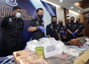 YAHAYA Othman menunjukkan rampasan dadah dalam sidang akhbar di Ibu Pejabat Polis Kontinjen Kuala Lumpur di sini hari ini.