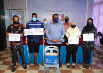 MUHAMMAD Arafat Varisai Mahamad (tengah) bersama individu yang mendakwa dipaksa menjadi ahli Bersatu pada sidang akhbar di Pejabat PKR Perak di Ipoh. - UTUSAN/ZULFACHRI ZULKIFLI
