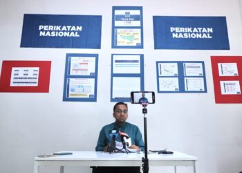 MOHD. RAFIQ Naizamohideen membacakan 13 Ikrar Rafiq untuk warga Telok Mas pada sidang akhbar di Bilik Gerakan Sementara, di Telok Mas, Melaka. - UTUSAN/RASUL AZLI SAMAD