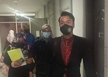 NOORAZLINA Shapie (belakang kiri) diiringi pegawai SPRM ke Mahkamah Sesyen, Shah Alam, Selangor bagi menghadapi 22 pertuduhan menerima rasuah berjumlah RM38,360 sebagai dorongan membantu mendapatkan kontrak kerja-kerja pembersihan di sebuah pasar raya terkenal.