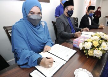 NORA Ariffin (kiri) bersama Mohd. Hanif selepas majlis menandatangani memorandum persefahaman (MoU) di Seremban hari ini. - UTUSAN/MOHD. SHAHJEHAN MAAMIN