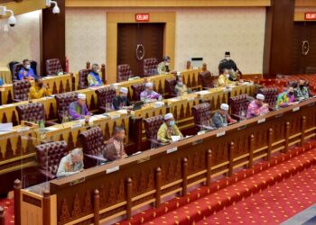 AHMAD Samsuri Mokhtar (kanan depan) bersama sebahagian Ahli Dewan Undangan Negeri (ADUN) Terengganu yang memakai baju batik dalam sidang DUN di Wisma Darul Iman, Kuala Terengganu, hari ini. - UTUSAN/PUQTRA HAIRRY ROSLI