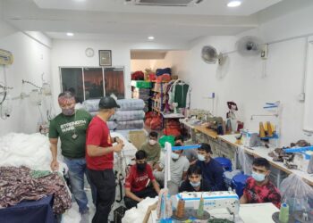 JABATAN Imigresen menyerbu sebuah kawasan perniagaan di Shah Alam, Selangor dan menahan 27 tukang jahit warganegara Bangladesh dan Nepal. - GAMBAR JABATAN IMIGRESEN