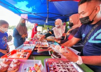 MESKIPUN bekerja sebagai juruteknik, Ahmad Zakir Azmi (kanan) turut meluangkan masa membantu para pekerjanya di gerai jualannya di Kepala Batas, Pulau Pinang.