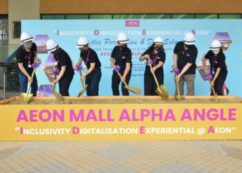 SHAFIE (tengah) bersama pengurusan AEON merasmikan pengubahsuaian pusat beli-belah AEON Mall Alpha Angle. - Ihsan AEON