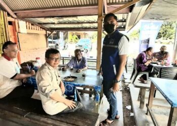 DR. MUHAMAD Akmal Salleh (kanan) berjumpa orang ramai di sebuah warung di Merlimau Pasir, Jasin, Melaka. - UTUSAN/AMRAN MULUP