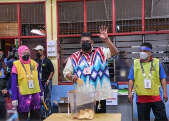 AB. RAUF Yusoh hadir mengundi di SK Jeram, Masjid Tanah, Melaka. -  UTUSAN/AMIR KHALID