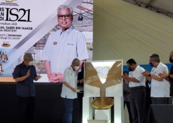 ISMAIL Sabri Yaakob melakukan gimik pelancaran benih padi IS21 sambil disaksikan Noh Omar (dari kiri), Amirudin Sari, Adham Baba dan Ronald Kiandee dalam Majlis Pelancaran Benih Padi IS21 di Loji Pengeluaran Benih Asas dan Tapak Penyelidikan Benih Padi di Sekinchan, Sabak Bernam, Selangor hari ini.