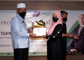 IDRIS Ahmad (kiri) menyampaikan sumbangan kepada penerima Program TH Perihatin 2021 Negeri Perak di Pejabat TH Perak di Ipoh hari ini. - UTUSAN/ZULFACHRI ZULKIFLI