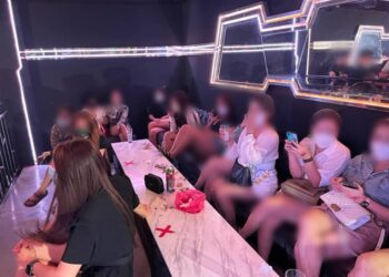 SEBAHAGIAN daripada 49 pengunjung sebuah pusat hiburan di Jalan Dr. Lim Chwee Leong, Georgetown, Pulau Pinang yang diserbu polis malam tadi kerana melanggar SOP.