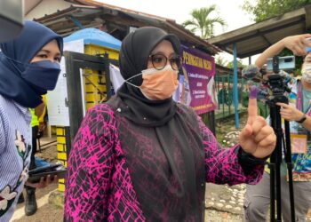 MAS Ermieyati Samsudin ketika tiba di Sekolah Kebangsaan Ramuan China Besar, Masjid Tanah bagi membuang undi bersempena Pilihan Raya Negeri Melaka. - UTUSAN/JUANI MUNIR ABU BAKAR