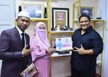 AZIZAN Osman (kanan) bersama Nor Aini Zolkepeli (tengah) dan Saiful Anuar Seliman (kiri) pada program Jerayawara Jutawan Wanita di Ibu Pejabat Nurraysa di Indera Mahkota di Kuantan, Pahang. - UTUSAN/SHAIKH AHMAD RAZIF