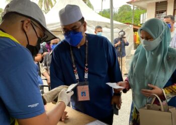 SULAIMAN Md Ali tiba di pusat pembuangan undi Di SK Durian Daun Lendu Melaka hari ini.