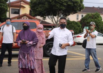 ADLY Zahari bersama isteri, Dalilah Awaludin dan anak perempuannya Izny Adly, 24, tiba pada hari mengundi biasa sempena Pilihan Raya Negeri (PRN) Melaka di SK Durian Tunggal, Alor Gajah, Melaka. - UTUSAN/RASUL AZLI SAMAD