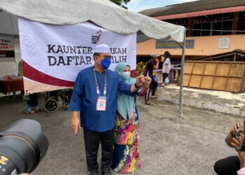 Sulaiman Md Ali dan isteri selesai mengundi di SK Durian Daun Lendu Melaka hari ini.