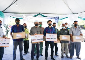 NIK MUHAMMAD ZAWAWI ketika menyampaikan sumbangan di Pusat Khidmat Ahli Parlimen Pasir Puteh, Pasir Puteh Kelantan, hari ini.