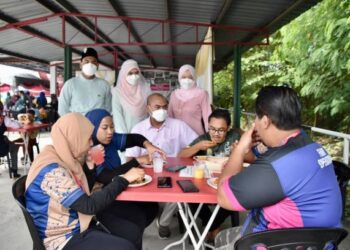 MUHAMMADM Luqman Yusof dan isterinya, Nurfarhanim Azli beramah mesra dengan tetamu yang hadir meraikan mereka di Rumah Makan Percuma di Simpang Empat Kangkong, Alor Setar, Kedah, semalam. – UTUSAN/JAMLIAH ABDULLAH