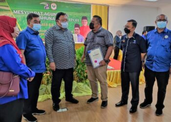 EDDIN Syazlee Shith (tiga dari kiri) selepas merasmikan Mesyuarat Agung Tahunan Pertubuhan Peladang Kawasan (PPK) Tanjung Ipoh Kali Ke-42 di Seri Menanti, Kuala Pilah hari ini.-UTUSAN/BADRUL HAFIZAN MAT ISA.