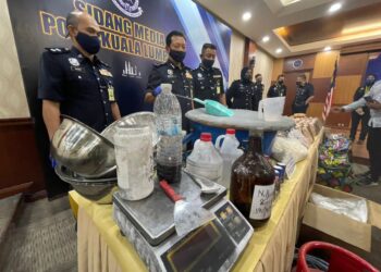 Yahaya Othman menunjukkan  pelbagai dadah yang dirampas  bernilai RM419,920 dalam sidang akhbar di Ibu Pejabat Polis Kontinjen Kuala Lumpur hari ini.