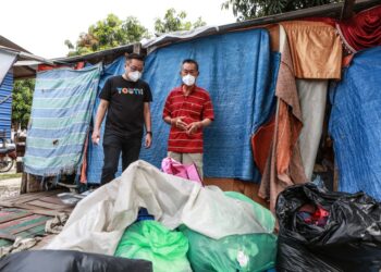 YAP Lai Tee (kanan) menunjukkan kepada Tan Bok Koon barangan lusuh diletakkan di hadapan sebuah stor yang dibina secara haram oleh penyewa bilik di rumahnya di Kampung Baru Pandamaran, Pelabuhan Klang di Klang, Selangor hari ini. - UTUSAN / AFIQ RAZALI