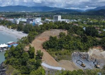 TAPAK pembinaan pangsapuri mewah yang didakwa menjejaskan kawasan batu jatuh di Tanjung Mali, Langkawi. - MEDIA SOSIAL