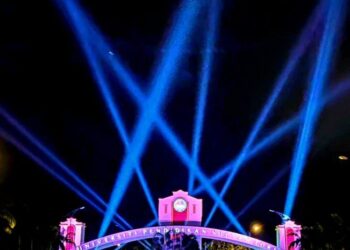 LIMPAHAN lampu neon dipasang di pintu gerbang UPSI Kampus Sultan Azlan Shah, Proton City Tanjung Malim bermula malam ini sempena Istiadat Konvokesyen yang sedang berlangsung dan sambutan 100 tahun penubuhan UPSI pada 29 November ini. - UTUSAN/IHSAN UPSI