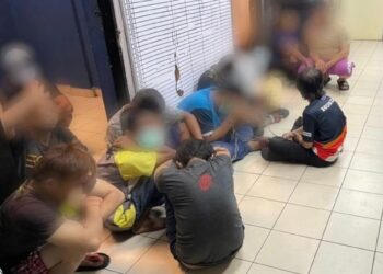 ANTARA individu yang ditahan dalam Op Sarang Khas Bersepadu Jihad Dadah Daerah Manjung selama tiga hari yang berakhir semalam. - UTUSAN/ IHSAN PDRM