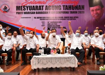 MOHD. Shafie (tengah) bersama barisan kepimpinan Warisan yang hadir dalam AGM Bahagian Semporna, hari ini.