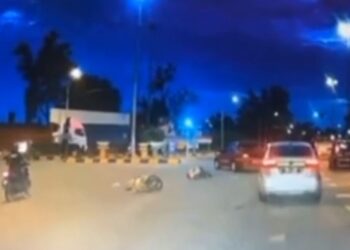 TANGKAP layar video kemalangan membabitkan dua buah motosikal yang menyebabkan seorang mangsa meninggal dunia di Kilometer 58, Jalan Batu Pahat - Mersing di Kluang.