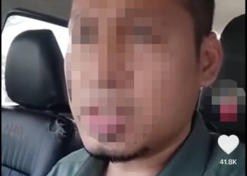 TANGKAP layar rakaman seorang individu mendakwa sebagai guru sebuah sekolah di Ipoh diasingkan di bilik stor kerana belum menerima suntikan vaksin Covid-19 yang tular dalam media sosial sejak kelmarin. - UTUSAN/MEDIA SOSIAL