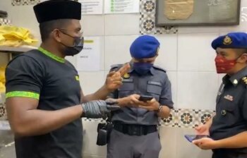 ANGGOTA penguat kuasa PPDNHEP Cawangan Timur Laut menjalankan pemeriksaan di Restoran Hameediyah, Lebuh Campbell, Georgetown, Pulau Pinang susulan tular harga sotong dijual RM100.