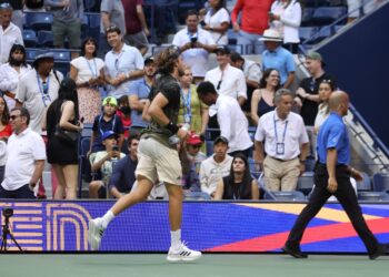 PEMAIN Greece, Stefanos Tsitsipas berlari ke tandas ketika menentang Carlos Alcaraz dalam aksi pusingan ketiga Terbuka AS, tahun ini.- AFP