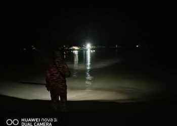 ANGGOTA bomba melakukan usaha mencari dan menyelamat dua lelaki yang dikhuatiri lemas di Sungai Muda, Kepala Batas, Pulau Pinang ketika cuba melarikan diri daripada serbuan polis awal pagi tadi.