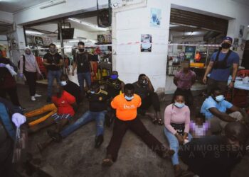 ANTARA warga Nigeria yang ditahan hasil serbuan JIM di sekitar Puchong dan Cyberjaya. -FOTO IHSAN JIM