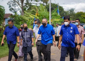MOHAMAD Ali Mohamad (kanan) bersama Menteri Kanan Pertahanan, Datuk Seri Hishamuddin Tun Hussein turut membantu kempen Pilihan Raya Negeri  (PRN) Melaka berakhir Sabtu lalu. UTUSAN/AMRAN MULUP