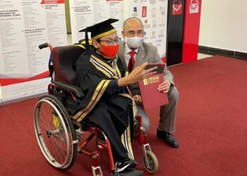 MUHAMMAD Rosli menunjukkan ijazah yang diterima.
