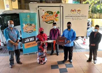 MAJLIS penyerahan sumbangan lori khas disaksikan Pengarah Jawi, Datuk Mohd. Ajib Ismail (tiga dari kanan) di di Kompleks Pusat Islam, Kuala Lumpur.