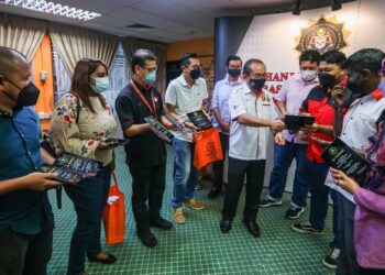 SHAHAROM Nizam Abd. Manap (tengah) beramah mesra dengan wartawan yang hadir pada Majlis Apresiasi SPRM Kedah Bersama Rakan Strategik di Pejabat SPRM Kedah di Alor Setar hari ini. - UTUSAN/SHAHIR NOORDIN