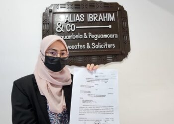 PEGUAM Tetuan Alias Ibrahim & Co menunjukkan tuntutan saman fitnah dikemukakan anak guamnya terhadap bekas YDP PIBG sebuah sekolah dalam sidang akhbar di Kota Bharu hari ini. - UTUSAN/ZAAIN ZIN