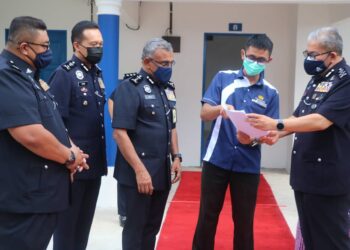 MAZLAN Lazim (kanan) melihat pelan dan kos projek perumahan polis di Ibu Pejabat Polis Daerah (IPD) Maran di Maran, Pahang. - UTUSAN/SALEHUDIN MAT RASAD