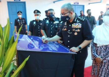 MAZLAN Lazim merasmikan surau Ibu Pejabat Polis Daerah (IPD) Maran di Maran, Pahang. - UTUSAN/SALEHUDIN MAT RASAD