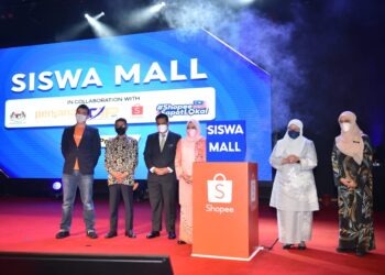 NORAINI Ahmad (empat dari kiri), Roziah Mohd. Janor (dua dari kanan) bergambar bersama tetamu khas pada Majlis Program MoHE x Shopee: Siswa Mall di DATC UiTM Shah Alam hari ini. - UTUSAN/ABDUL RAZAK IDRIS