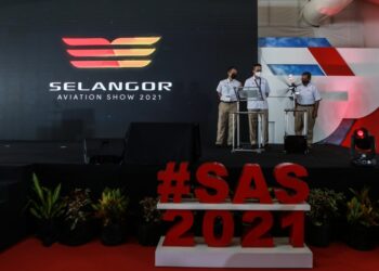 TENG Chang Khim menyempurnakan simbolik perasmian Selangor Aviation Show sambil disaksikan Hasan Azhari Idris (kanan) dan Haris Kasim (kiri) selepas ucapan oleh Amirudin Shari yang ditayangkan menerusi video ketika merasmikan program berkenaan di Regional Aviation Centre, Shah Alam, Selangor hari ini. - UTUSAN/AFIQ RAZALI